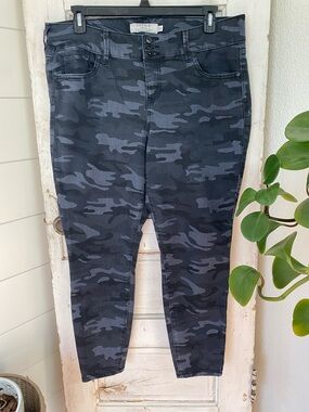 torrid Black & Gray Camo Skinny Jeans